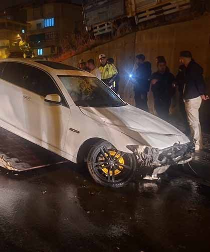 Hakkari’de otomobil tabelaya çarptı: 1 yaralı