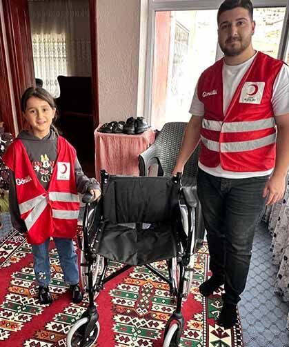 Kızılay’dan ihtiyaç sahibi vatandaşa tekerlekli sandalye desteği