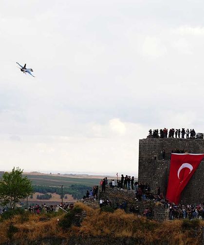SOLOTÜRK'ten Diyarbakır'da Tarihi Gösteri