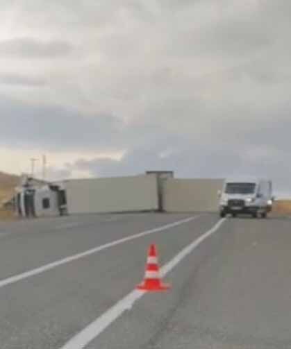 Van'da devrilen tırın sürücüsü yaralandı