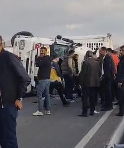 Van-Hakkari kara yolunda tır devrildi!