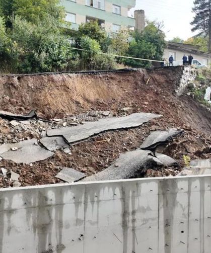 Bitlis’te yol yağışlara dayanamadı