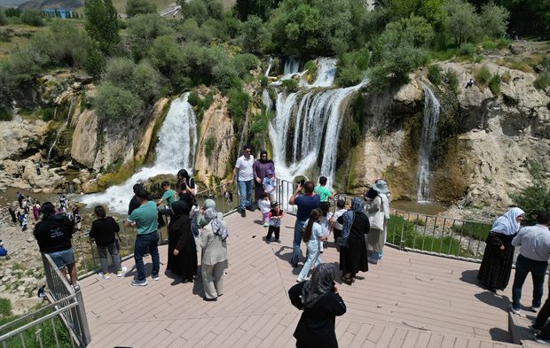 Muradiye Şelalesi ziyaretçi akınına uğradı