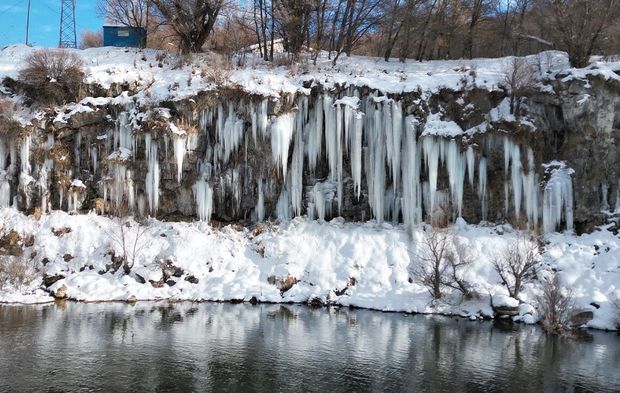 Van'daki kanyonda metrelerce buz sarkıtları görsel şölen sunuyor