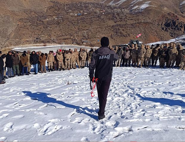 Van'da güvenlik korucularına çığda arama kurtarma eğitimi verildi