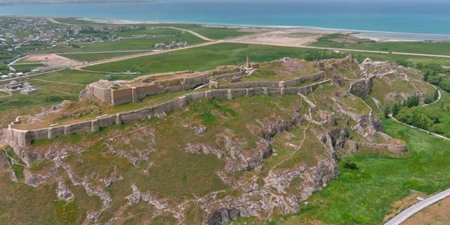 Van Kalesi'nin surları Çin Seddi'ni andırıyor