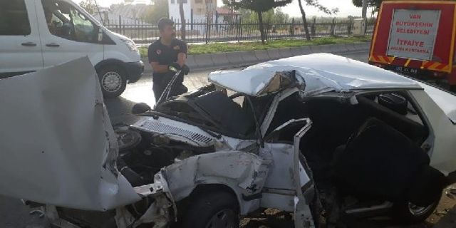 Van'da kontrolden çıkan otomobil üst geçit direğine çarptı: 2 yaralı