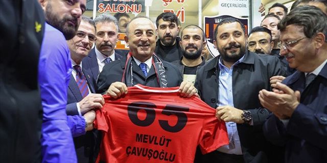 Başkan Kıyak'tan Bakan Çavuşoğlu'na Vanspor forması