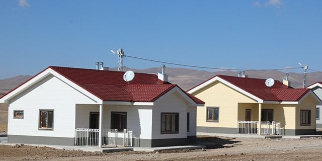 Van'a yeni yapılan tek katlı deprem konutları sahiplerine teslim edildi