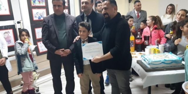 4. sınıf öğrencisinden kişisel karikatür sergisi