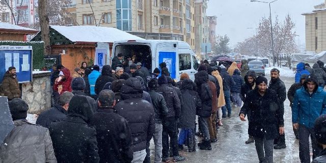 Tuşba Belediyesi'nden depremzedelere sıcak çorba