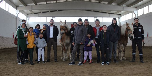 Van'da misafir edilen depremzede çocuklar at çiftliğinde eğlendi