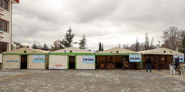 Van'dan giden ekipler Malatya'da iftar çadırları kuruyor