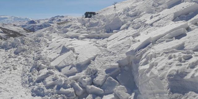 Başkale'de 5 metreyi bulan karda zorlu yol açma çalışması