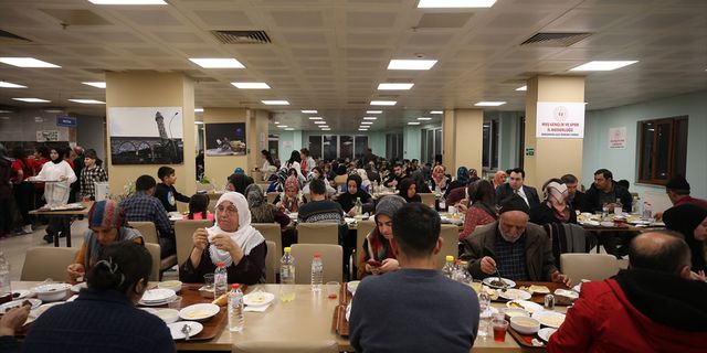 Van'da misafir edilen depremzedeler evlerinden uzakta iftar yaptı