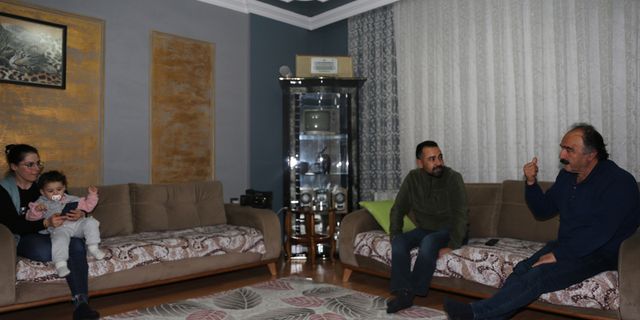 Evini depremzede aileye açan UMKE görevlisi, çalıştığı kurumda bir odaya yerleşti
