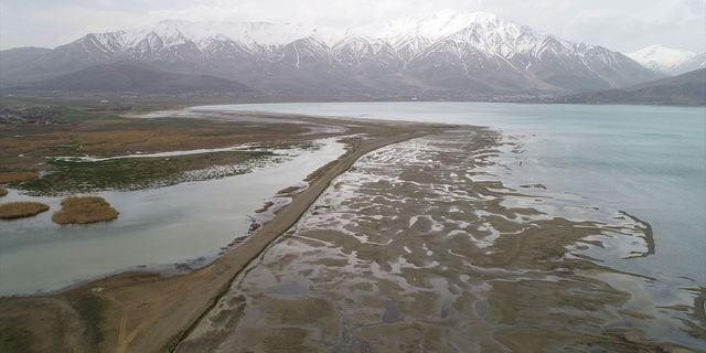 Van Gölü'ndeki çekilme devam ediyor
