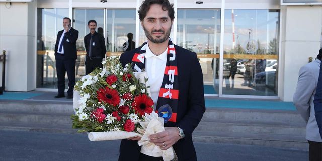 TFF Milli Takımlar Sorumlusu Altıntop, Van'da çiçeklerle karşılandı