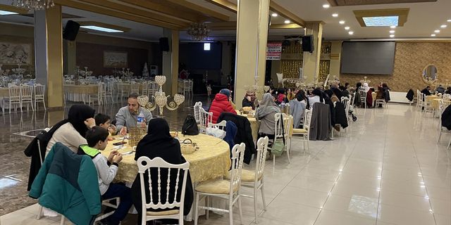 Van'da hayırsever aile, ramazan boyunca depremzedelere iftar veriyor