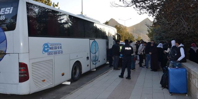 Van yolcuları 10 saat mağdur kaldı!