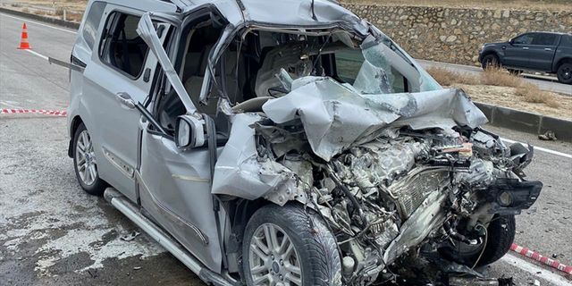 Van'da feci kaza! Kamyona arkadan çarpan hafif ticari aracın sürüsü öldü