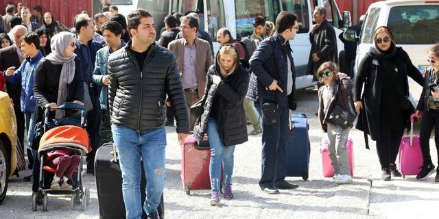 İranlı turistler Van'a "can suyu" oldu