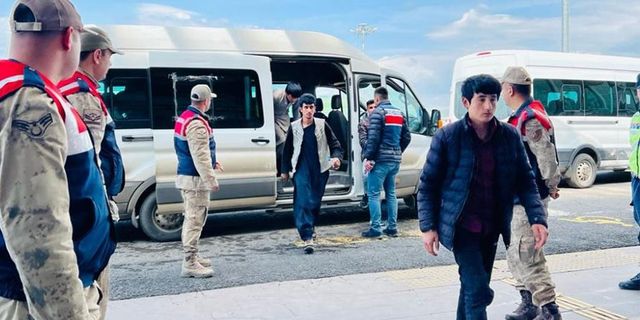 Ağrı'da 227 Afgan sınır dışı edildi