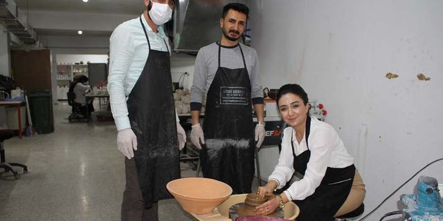 Van'da kadınlar belediye kurslarında seramik ve çini sanatını öğreniyor