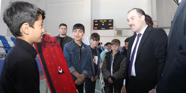 Van'da ‘Cumhuriyet'in 100. Yılı Resim Sergisi’ açıldı