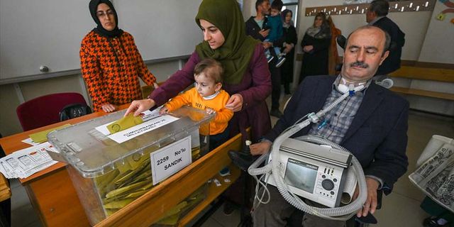 ALS hastası mühendis, solunum cihazıyla oy kullanmaya geldi