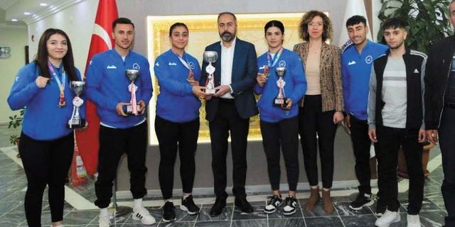 Van YYÜ'lü öğrenciler başarıdan başarıya koşuyor