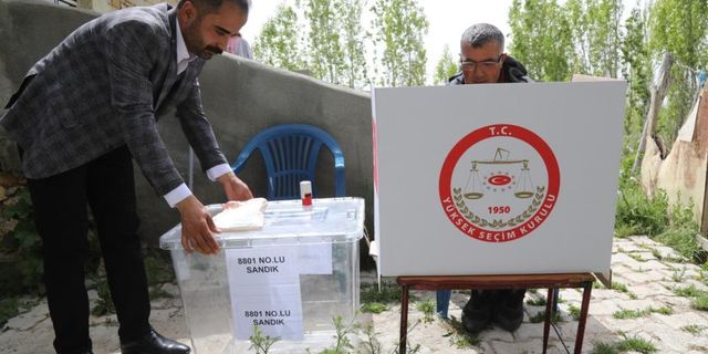 Van'da seyyar sandıkta oylar kullanılıyor