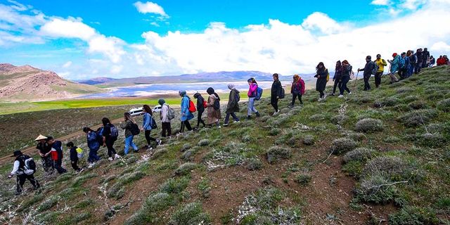 Van'da doğaseverler 2 bin 500 rakımlı Keşiş Gölü'nün çevresini gezdi
