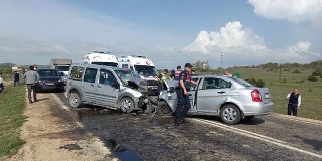 Cenaze yolunda kaza yaptılar: 2 ölü, 3 yaralı