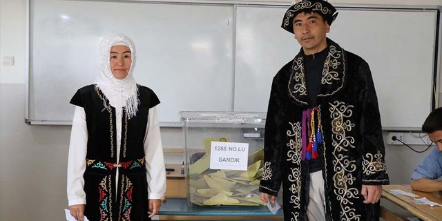 Van'daki Kırgız Türkleri yöresel kıyafetleriyle oylarını kullandı