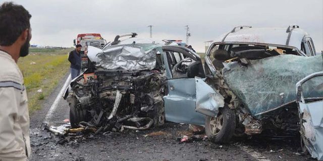 Minibüs ile kamyonet çarpıştı: 4 ölü