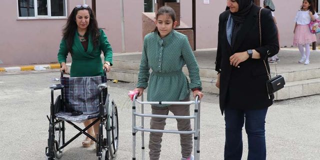 Bir yıl boyunca topladığı atık plastiklerle, öğrencisine tekerlekli sandalye aldı