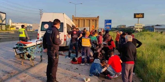 Servis minibüsü kamyona çarptı: 1 ölü 16 yaralı