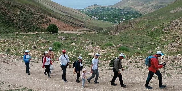 Van Gölü Aktivistleri Derneği üyeleri Adilcevaz'da doğa yürüyüşü yaptı