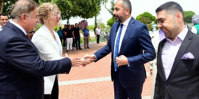 Rektör Şevli Van'da çiçeklerle karşılandı