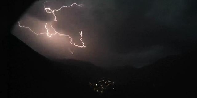 Van'da yağışlı gece!