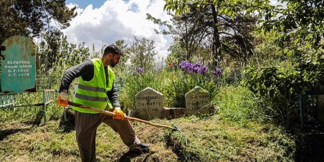 Van’da Bayram öncesi mezarlıklar temizlendi