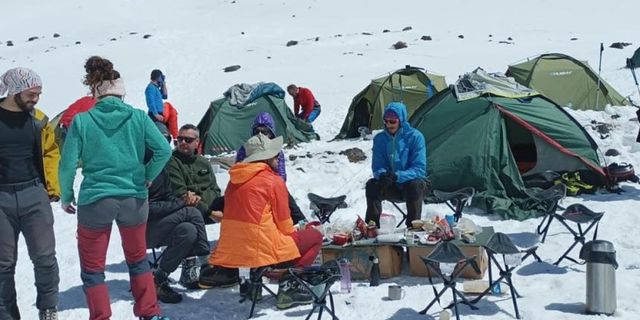 Yabancı turistler Ağrı Dağı zirvesinde