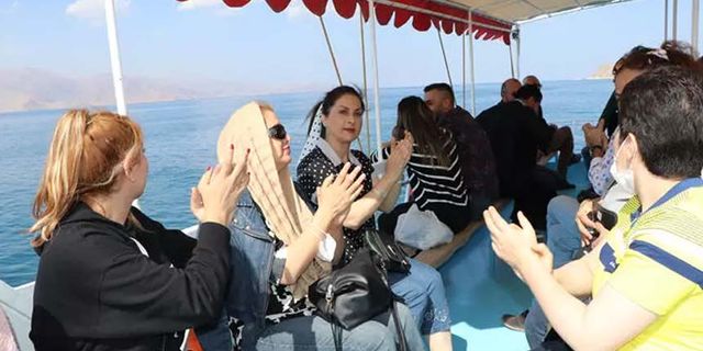İranlı turistlerin tekne sefası