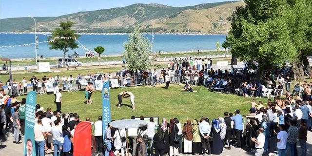 Tatvan Doğu Anadolu Fuarı Kültür ve Sanat Festivali sürüyor