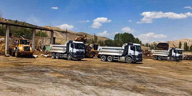 Van’da 950 ton yanmış saman taşındı