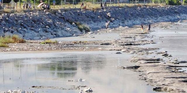 Van Gölü'nde çekilme devam ediyor