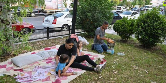 Ev sahibinin yaklaşık 5 katına çıkardığı kirayı ödeyemeyen aile parkta yaşamaya başladı
