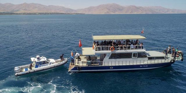 Deniz polisleri boğulmaları önlemek için Van gölü'nde devriye atıyor