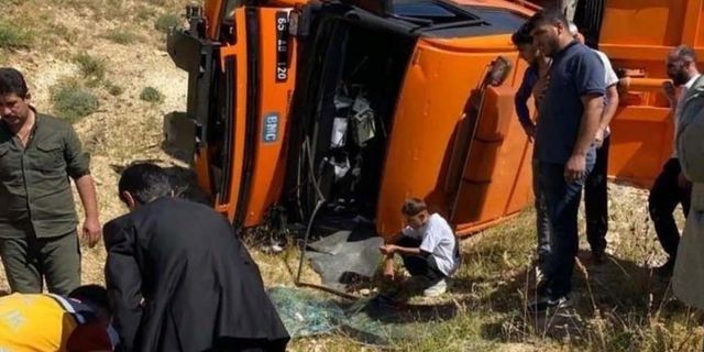 Van'da mucur yüklü kamyon devrildi: 1 yaralı